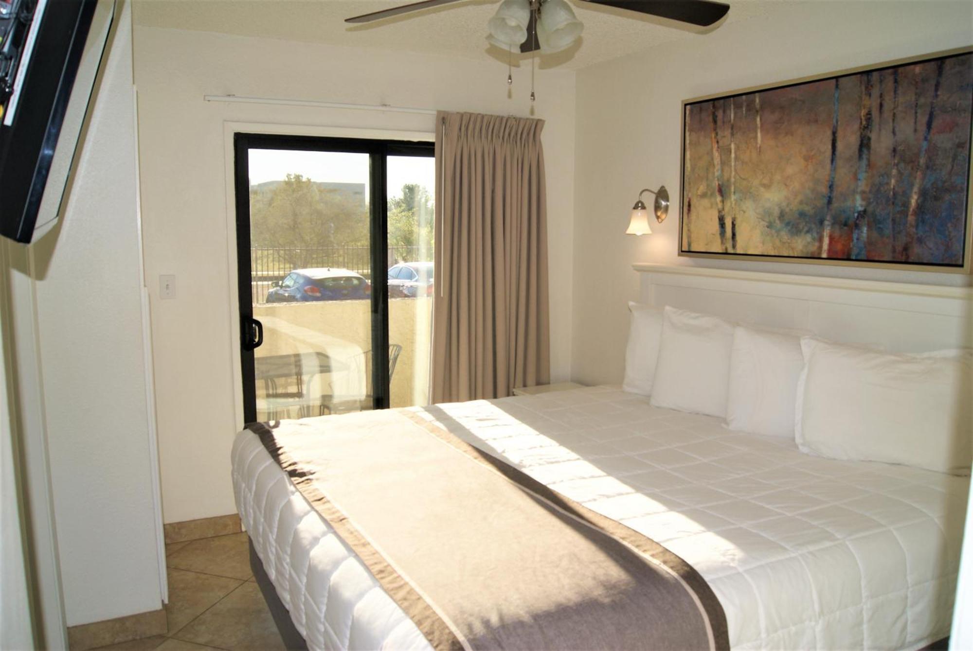 138 Fully Furnished, Amenities Galore Apartment Scottsdale